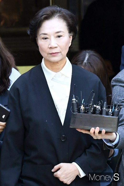 [머니S포토] 첫 공판 후 귀가하는 한진가 이명희