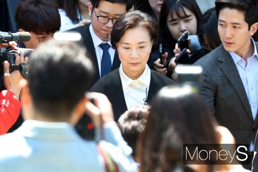[머니S포토] 취재진에 둘러싸인 이명희