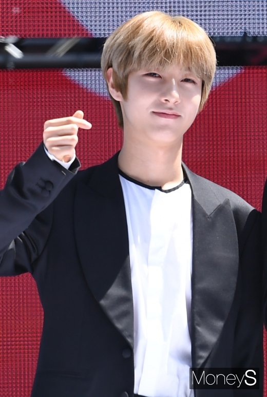 [머니S포토] NCT드림 런쥔 '심쿵 하트 뿅'