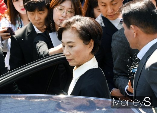 [머니S포토] 귀가 차량에 오른 이명희, 다음 공판은 몇일?