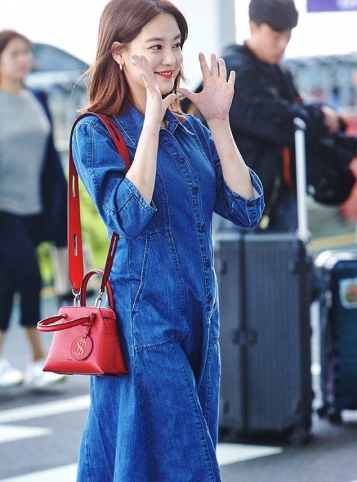 [★공항패션] 이주연, 청순한 봄 데님 원피스룩… 