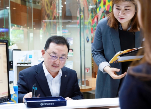 김병철 신한금융투자 대표이사가 ‘플랜yes 해외주식적립식 서비스’에 가입하고 있다. /사진=신한금융투자