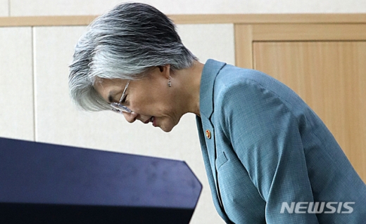 강경화. 강경화 외교부 장관은 최근 외교부에서 연이은 외교·의전 실수가 발생한 데 대해 유감을 표명하면서 기강 해이 문제와는 별개라고 말했다. /사진=뉴시스