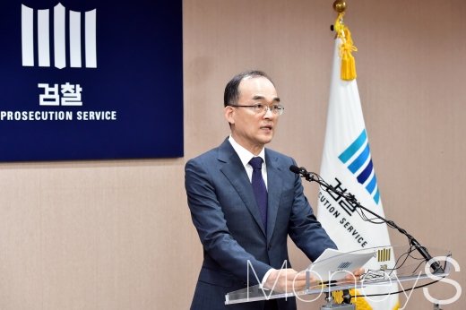 문무일 검찰총장이 지난달 29일 서울 서초동 대검찰청 본관 소회의실에서 공수처 도입 및 검경수사권 관련 모두발언을 하고 있다. /사진=임한별 기자