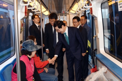 지난 1일 안병용 의정부시장이 새로운 사업자와 운행되는 의정부경전철 개통 첫날 경전철을 이용해 출근하고 있다. / 사진제공=의정부시청