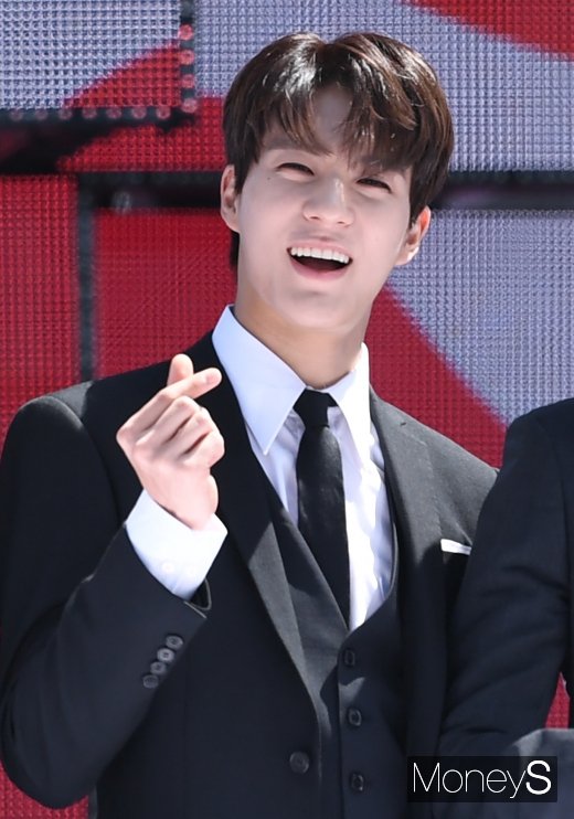 [머니S포토] NCT드림 제노 '하트 발사'