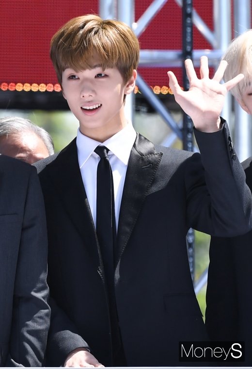 [머니S포토] NCT드림 지성, 팬들을 향한 손인사