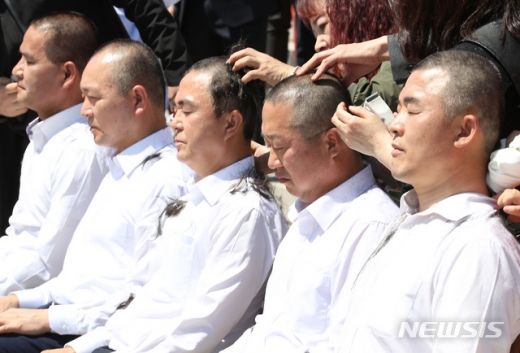 자유한국당 김태흠 좌파독재저지특위 위원장을 비롯해 윤영석·이장우·성일종 의원과 이창수 충남도당 위원장이 2일 오전 국회 본관 앞 계단에서 선거법 개정안과 공수처 법안 패스트트랙 지정의 부당성을 알리는 삭발식을 하고 있다. /사진=뉴시스