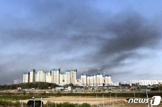 김포 화재. 2일 경기 김포시 양촌읍 학운산업단지 한 플라스틱사출공장에서 화재가 발생해 검은 연기가 일대 하늘을 뒤덮고 있다. /사진=뉴스1