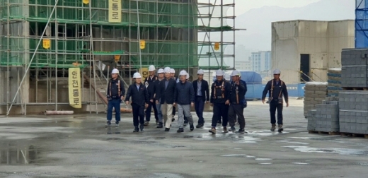 부산지방고용노동청은 지난 2일 부산 연제구 롯데건설 연산6구역 주택재개발정비사업 건설현장에서 건설현장 ‘추락사고 예방을 위한 안전점검’ 행사를 실시했다. /사진제공=부산고용노동청