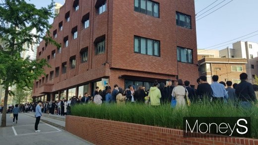블루보틀 성수점에 줄이 늘어선 모습. /사진=독자 제공