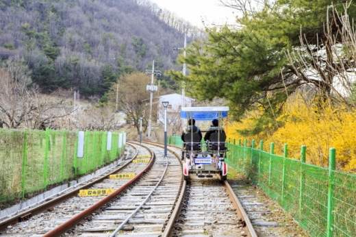 문경 철로자전거. /사진=한국관광공사