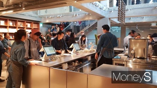 블루보틀 성수점 지하 1층 풍경. /사진=독자 제공