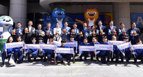 ▲이용섭 광주광역시장이 2일 오전 대구시청 앞 광장에서 권영진 대구광역시장을 비롯, 배지숙 대구광역시의회 의장, 남정달 대구시수영연맹 회장, 김익주 광주시의회 행자위원장, 대구시청 핸드볼 선수 등 내빈들과 2019광주세계수영선수권대회 마스코트인 수리·달이 조형물 제막식을 가진 뒤 대회 성공개최를 기원하고 있다./사진제공=광주광역시