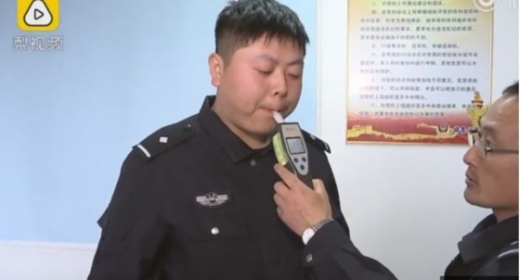 두리안. 음주측정. 두리안을 많이 먹은 청년이 음주측정에 걸린 해프닝이 발생했다. /사진=뉴스1('경찰관을 상대로 한 실험' 웨이보 갈무리)