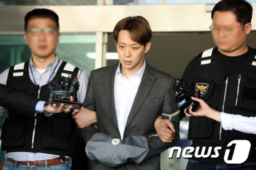 필로폰 투약 혐의로 구속된 가수 겸 배우 박유천(32)이 3일 오전 경기도 수원시 영통구 수원남부경찰서에서 검찰 송치를 위해 호송 차량으로 이동하고 있다. /사진=뉴스1
