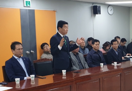 A매치 부산유치 당위성을 설명하는 정정복 부산축구협회장. /사진제공=부산축구협회