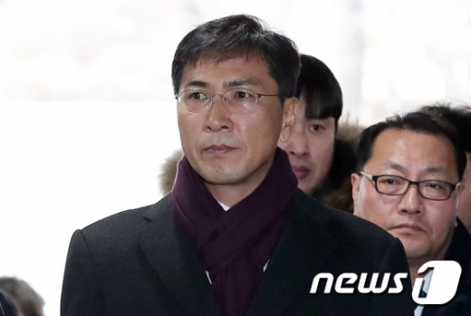 안희정. 비서를 성폭행한 혐의로 2심에서 실형을 선고받고 법정구속된 안희정 전 충남도지사의 상고심 변호를 법무법인 태평양이 맡는다. /사진=뉴스1