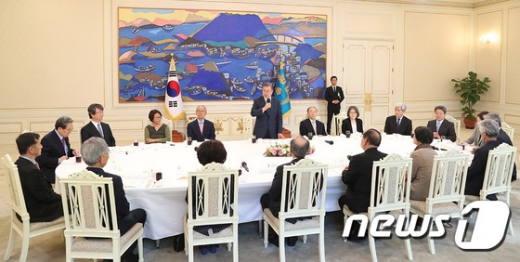 문재인 대통령이 2일 청와대에서 열린 사회원로 초청 오찬간담회에서 인사말을 하고 있다. /사진=뉴스1(청와대 제공) 