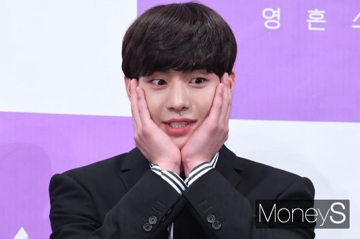 [머니S포토] 안효섭 '얼굴이 로또'