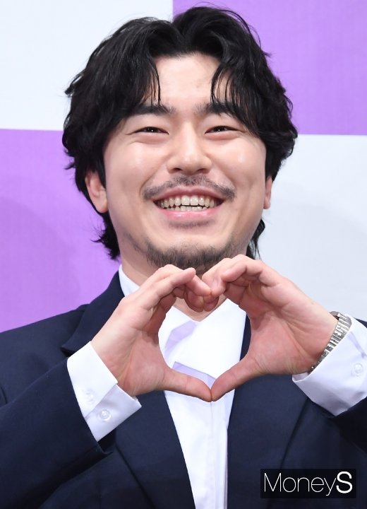 [머니S포토] 이시언 '하트 발사'