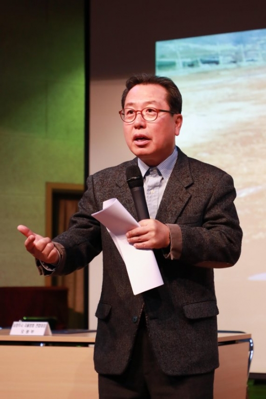 '깨끗한 하천 만들기' 사업을 설명하고 있는 조광한 남양주시장. /사진제공=남양주시