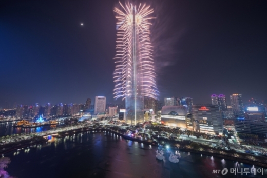 2017년 롯데월드타워 불꽃축제/사진=롯데물산