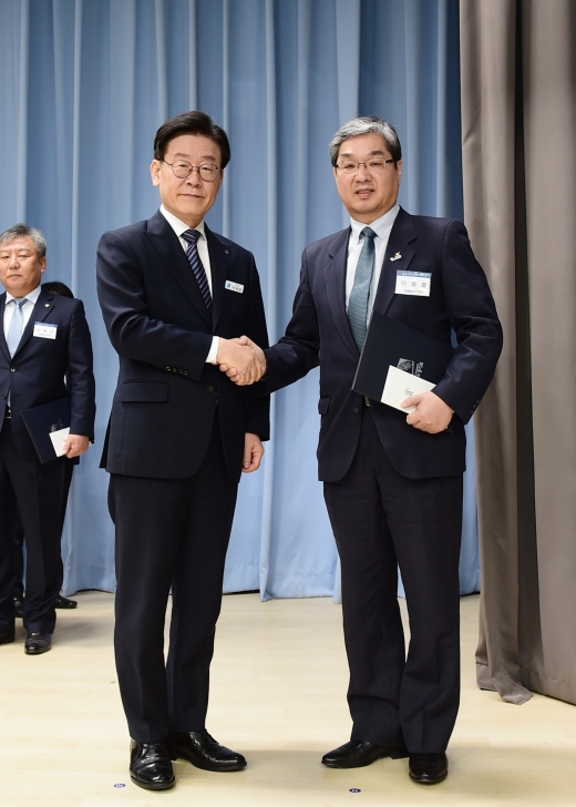 화성시가 경기도 개발제한구역 관리실태 평가에서  2년 연속 최우수기관으로 선정돼 3일 경기도청 북부청사에서 열린 시상식에서 도지사 표창을 받았다. 사진은 이재명 도지사(왼쪽)와 이동열 화성시 도시주택국장(오른쪽). / 사진제공=화성시