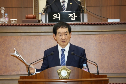 의정부시의회 제289회 임시회에서 ‘7호선 연장사업’에 대한 시정질문에 대하여 안병용 시장이 답변하고 있다. / 사진제공=의정부시의회 