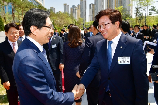 염태영시장(오른쪽)이박상기 법무부장관과 인사하고 있다. / 사진제공=수원시