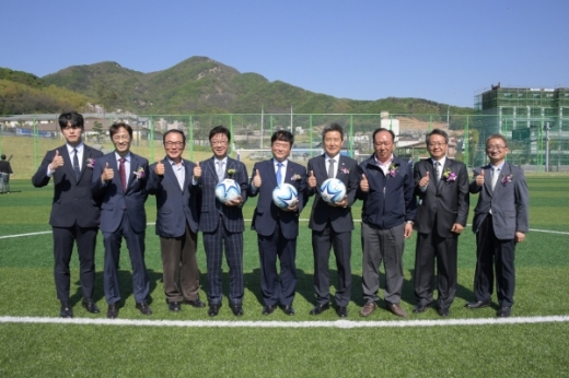 동두천시는 지난 2일 동양대학교 동두천캠퍼스 운동장에서 동양대학교, 동두천시 체육회와 인조잔디 운동장 시설사용 협약을 체결했다고 3일 밝혔다. /사진제공=동두천시