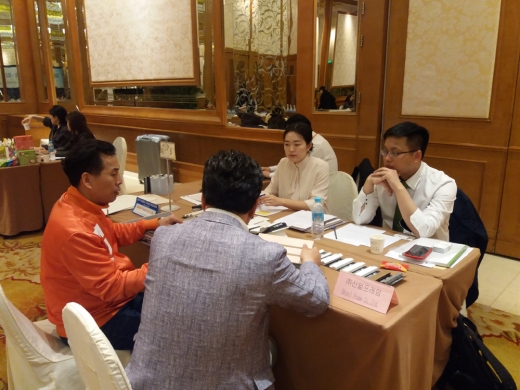 파주시 기업들이 중국 광저우 수출입상품 교역회에서 상담을 진행하고 있다. / 사진제공=파주시