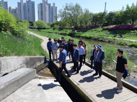 평택시수질관련 5개부서 팀장 등 16명이 수원시 서호천과 광교호수공원내 광교물순환시스템 운영센터를 벤치마킹 했다고 밝혔다. /사진제공=평택시