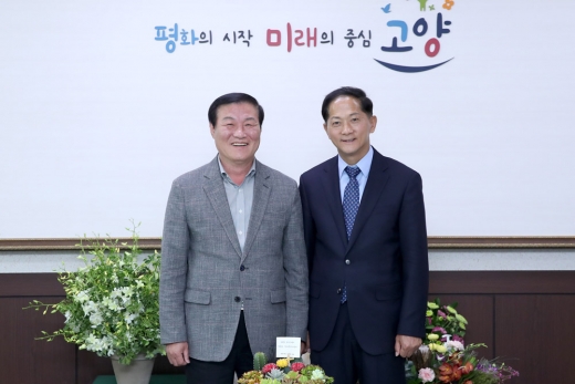 정만호 강원도 경제부시장이 지난 3일 고양시를 방문하고 이재준 고양시장과 자리를 함께하고 있다. /사진제공=고양시