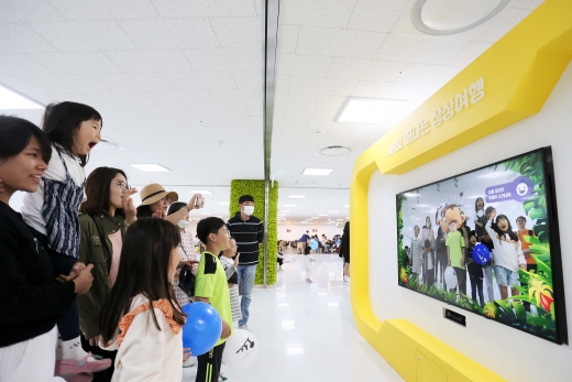 ▲ 4일 용인어린이상상의숲 AR 체험. / 사진제공=용인시