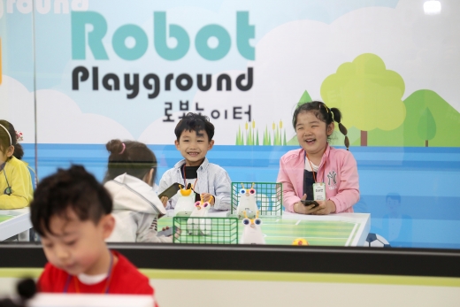 ▲ 용인어린이상상의숲 로봇놀이터. / 사진제공=용인시