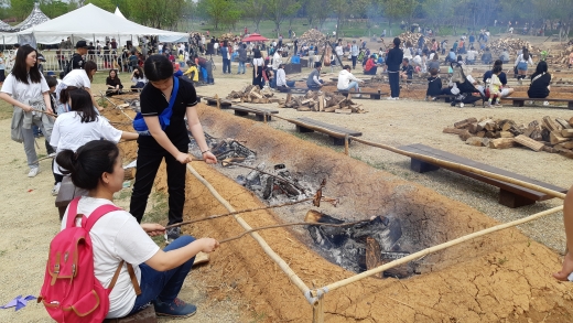 ▲ 선사시대로의 시간여행! 제27회 연천 구석기축제가 5월 3일부터 5월 6일까지 연천 전곡리유적에서 개최되고 있다. / 이하 사진제공=연천군