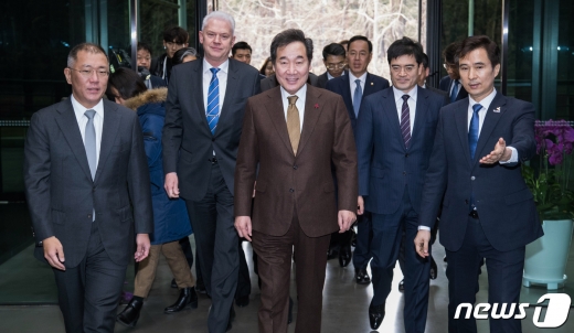 ▲ 이낙연 국무총리가 30일 오후 경기도 화성 현대기아자동차기술 연구소를 방문해 정의선 현대자동차그룹 수석부회장(왼쪽 첫번째)과 서철모 화성시장의 안내를 받고 있다. / 사진=뉴스1