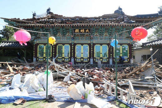 6일 오후 제주시 오라이동 월정사에서 지붕 보수공사 중 6ｍ 높이의 비계가 무너지는 사고가 발생했다. /사진=뉴스1 DB