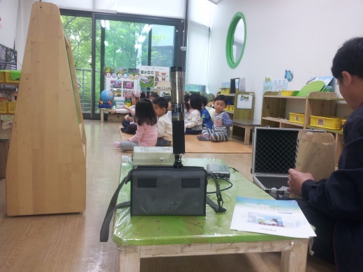 성남지역 한 어린이집에서 실내공기질을 측정 중이다. / 사진제공=성남시