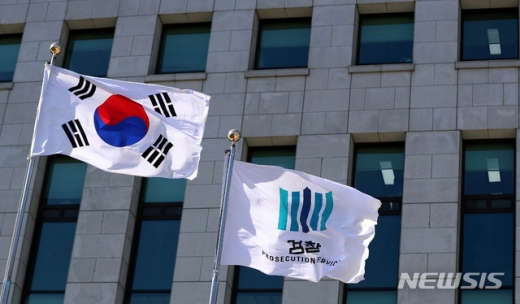 유튜버 시민폭행. 박근혜 전 대통령을 석방하라며 윤석열 서울중앙지검장에 대한 협박성 인터넷 방송을 한 유튜버 김모씨가 집회 현장에서 시민을 폭행했다는 정황이 포착해 검찰이 혐의 추가를 검토 중이다. /사진=뉴시스