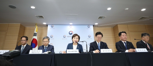 김현미 국토부 장관 7일 정부서울청사에서 ‘수도권 주택 30만호 공급방안’ 제3차 신규택지 추진계획을 발표했다. 사진 왼쪽부터 이재준 고양시장, 진희선 서울시 행정2부시장, 김 장관, 이재명 경기지사, 장덕천 부천시장, 최기주 대도시권 광역교통위원장. /사진=뉴시스 김진아 기자 
