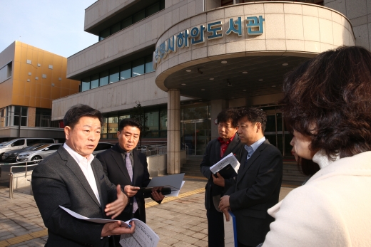 박승원 광명시장은 2019년 2월 26일 하안도서관 리모델링관련 현장방문을 실시했다. / 사진제공=광명시