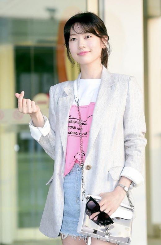 [★공항패션] 정소민, 데님 핫팬츠에 드러난 '여리여리한 각선미'