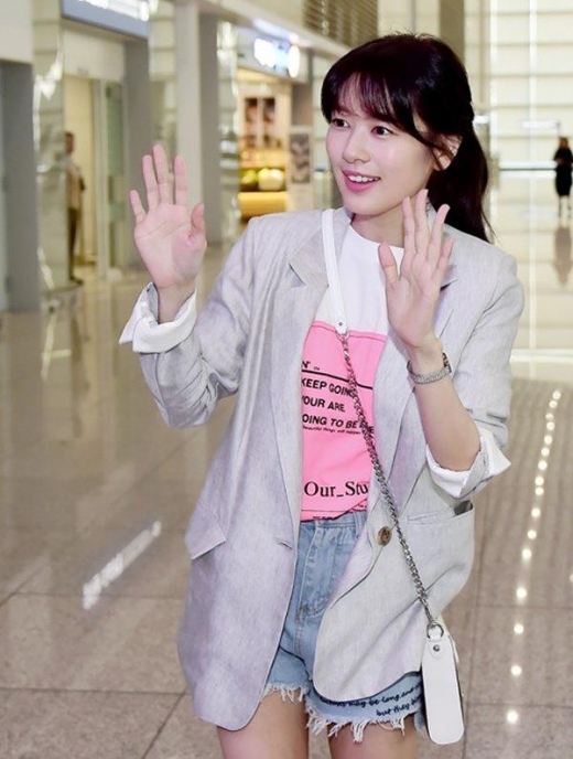 [★공항패션] 정소민, 데님 핫팬츠에 드러난 '여리여리한 각선미'