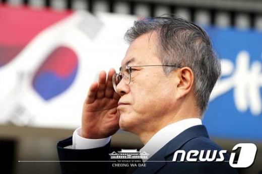 문재인정부. 시민사회단체들이 문재인 대통령 취임 2주년을 맞아 비정규직 종사자들을 상대로 설문조사를 진행한 결과 응답자의 87%가 현 정부의 노동정책에 대해 불만을 표시했다. /사진=뉴스1(청와대 제공)