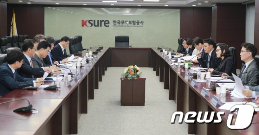 김용래 산업통상자원부 통상차관보가 지난달 23일 오후 서울 중구 무역보험공사에서 열린 대 이란제재 대책회의를 주재하고 있다./사진=뉴스1