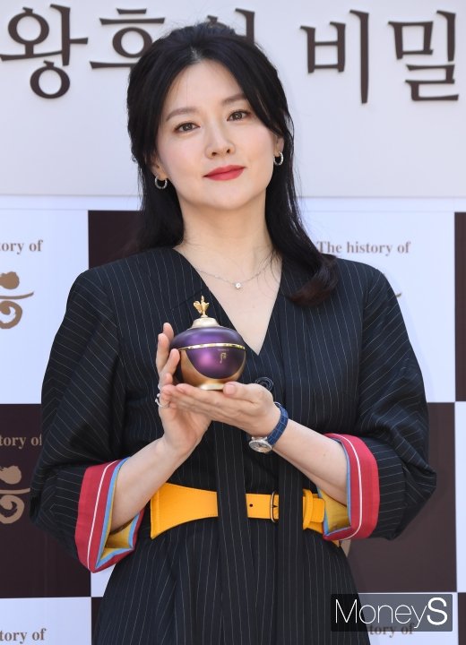 [머니S포토] 이영애, 눈부신 뽀얀 피부