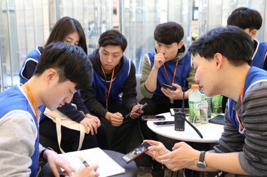 교육에 참석한 직원들이 한화생명 라이프 파크 휴게실에서 과제 해결을 위해 자유롭게 토의하고 있다./사진=한화생명 제공