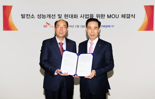 한전KPS 봉석근 발전전력사업본부장(사진 왼쪽)과 SK건설 이형원 에너지기술사업부문장이 사업협력을 위한 양해각서 체결 후 기념촬영을 하고 있다./사진제공=한전KPS